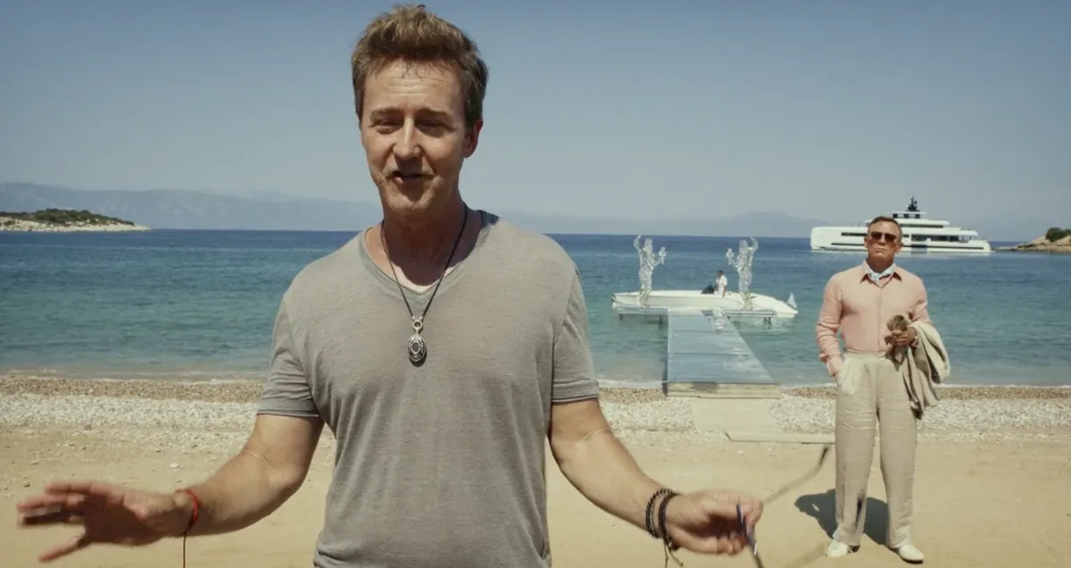 Edward Norton and Daniel Craig at the island shore in Glass Onion (2022).